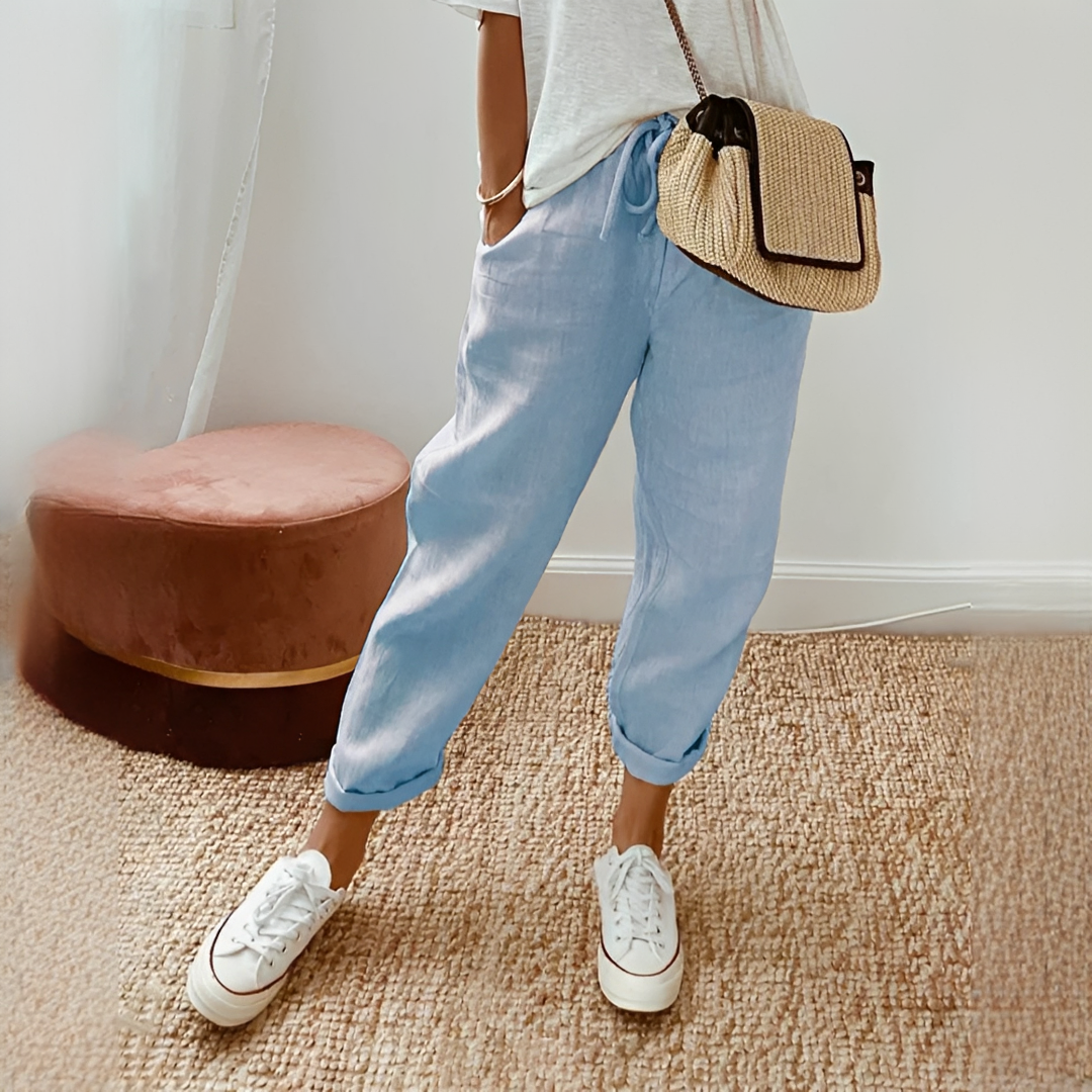 Detalhe das calças femininas com cintura elástica para um ajuste confortável, ideal para viagens e verão.