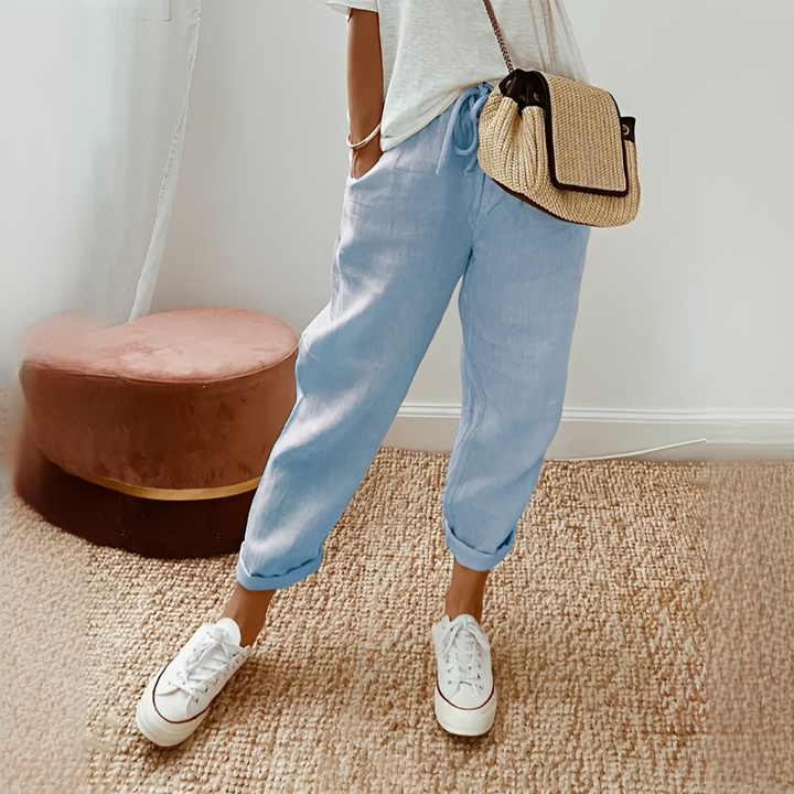 Detalhe das calças femininas com cintura elástica para um ajuste confortável, ideal para viagens e verão.