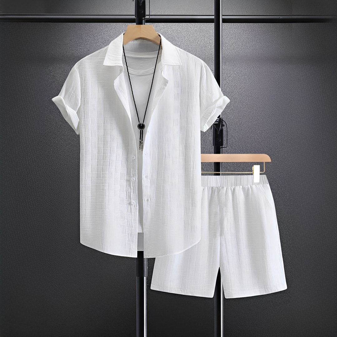 Conjunto masculino casual 2 peças: shorts e camiseta de verão. Roupa descontraída para férias e moda praia com muito conforto.