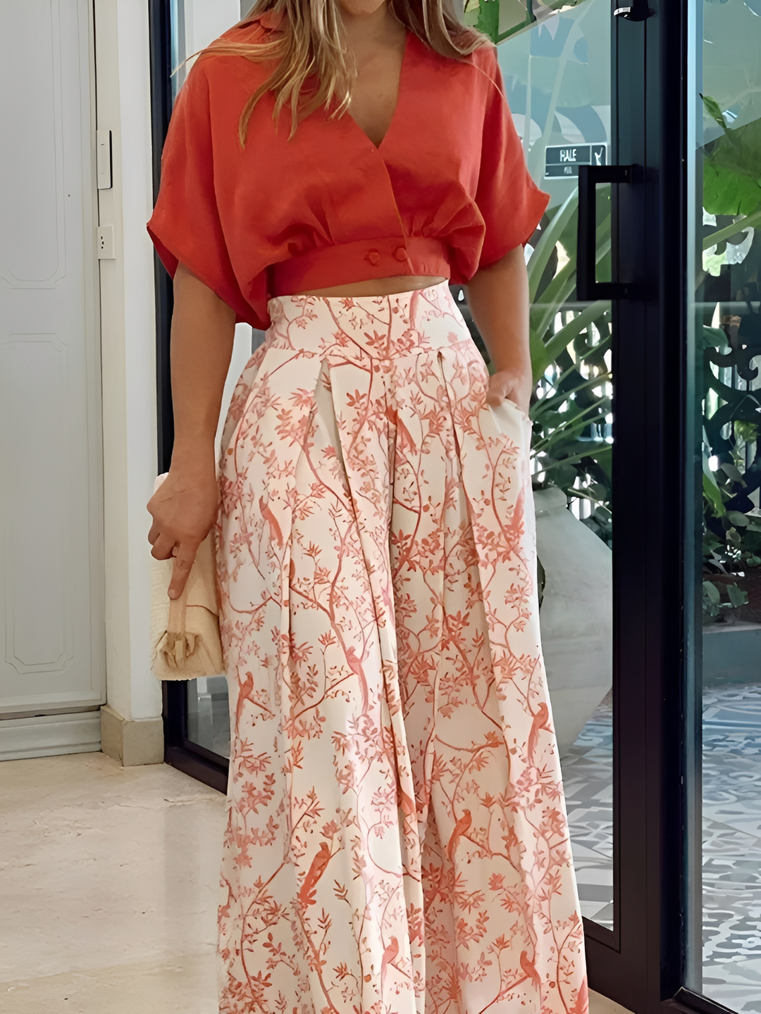 Look de verão feminino estampado com cores vibrantes, conjunto casual leve e folgado para lazer.