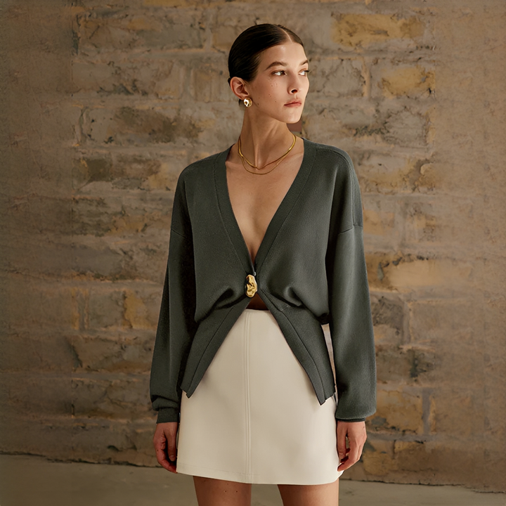 Cardigan estiloso com botões na frente, peça essencial de roupa feminina para outono e inverno.