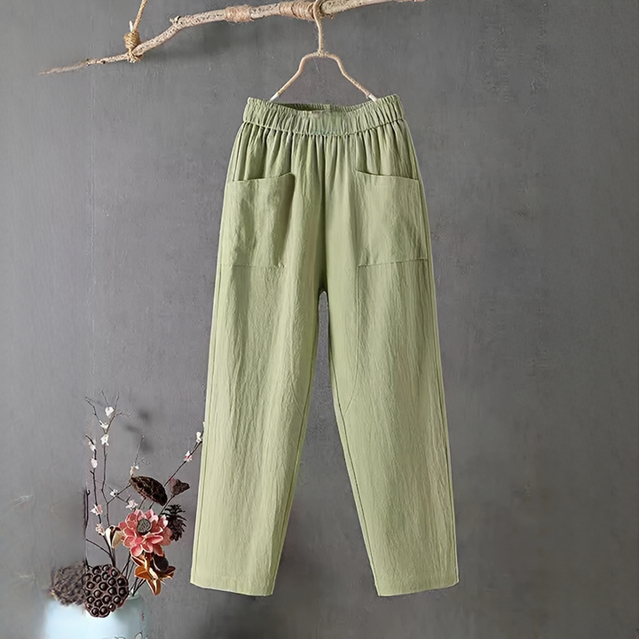 Modelo de calça feminina elegante para verão, oferecendo conforto e estilo em roupa casual de moda.