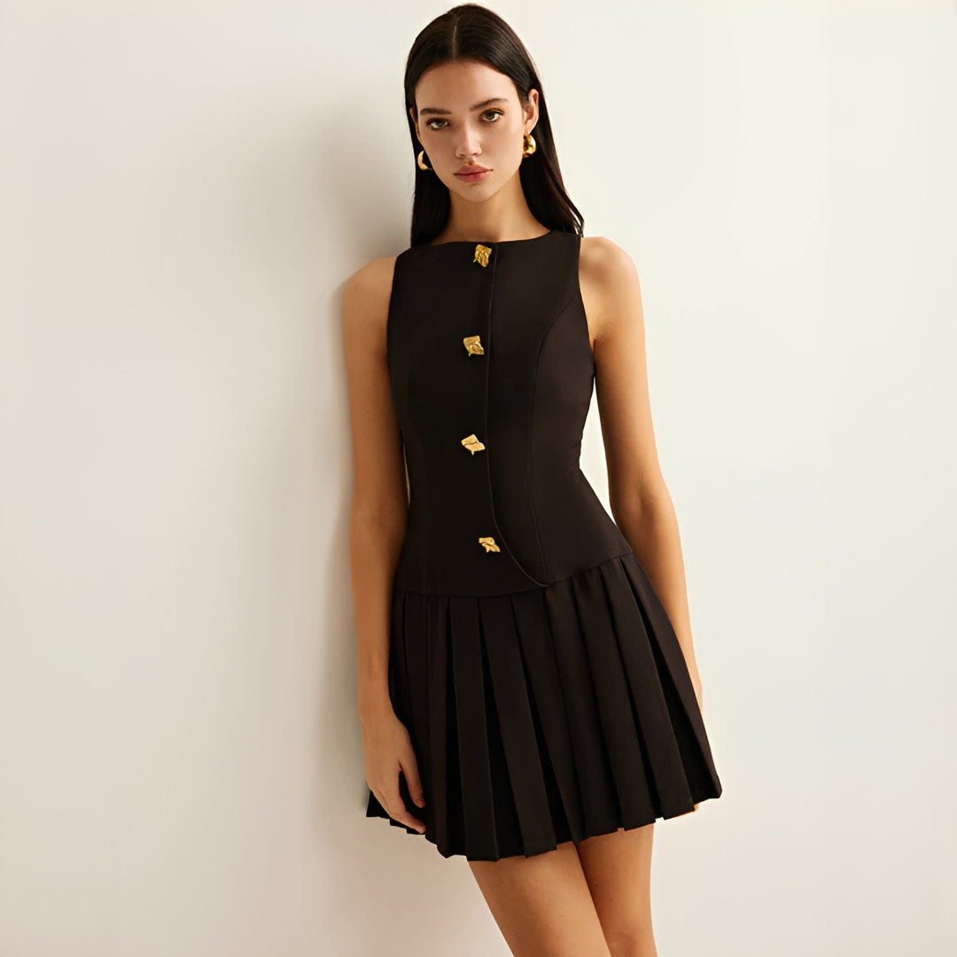 Vestido feminino de verão, mini e plissado, que oferece um look casual e elegante. Perfeito para festas.