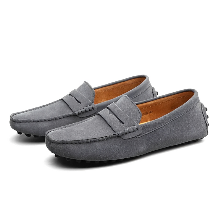 Sapatos masculinos tipo mocassim. Calçado casual e prático para o dia a dia, ideal para primavera/verão.