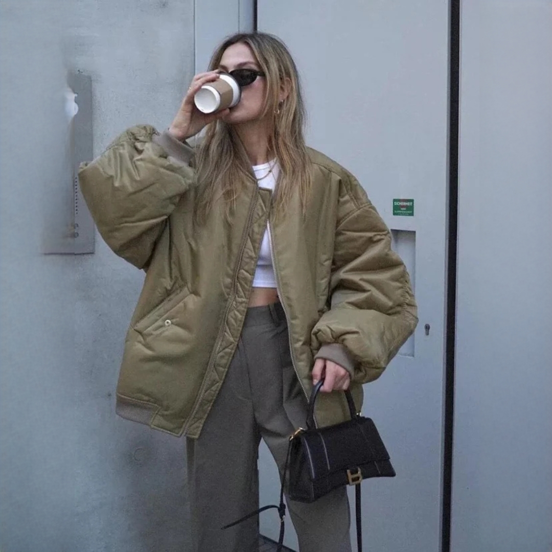 Bomber feminina oversized, tendência moda streetwear. Jaqueta moderna e aconchegante para estilo urbano.