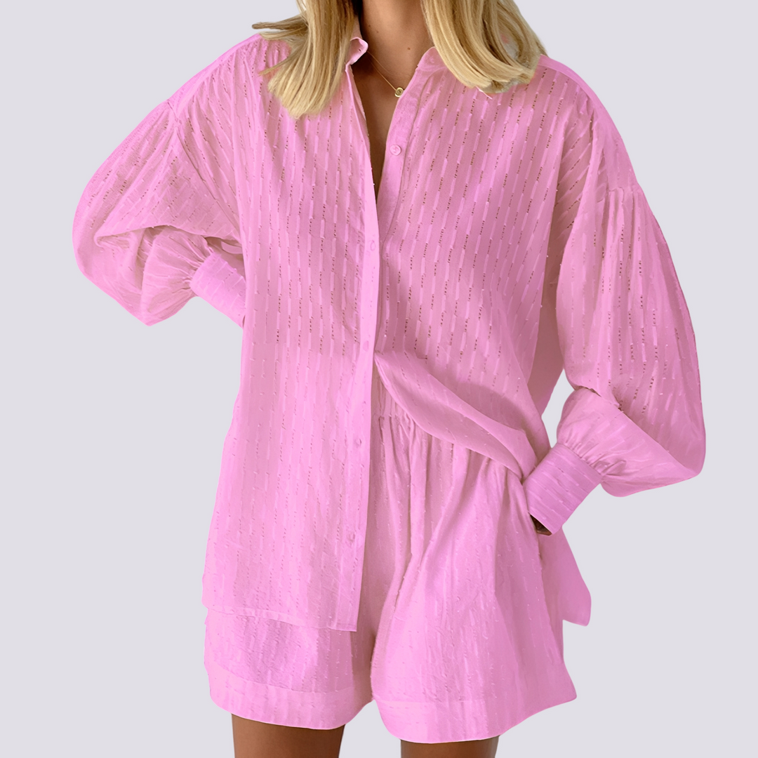 Conjunto feminino de verão com shorts e caimento solto. Perfeito para roupa casual e de viagem. Moda elegante.