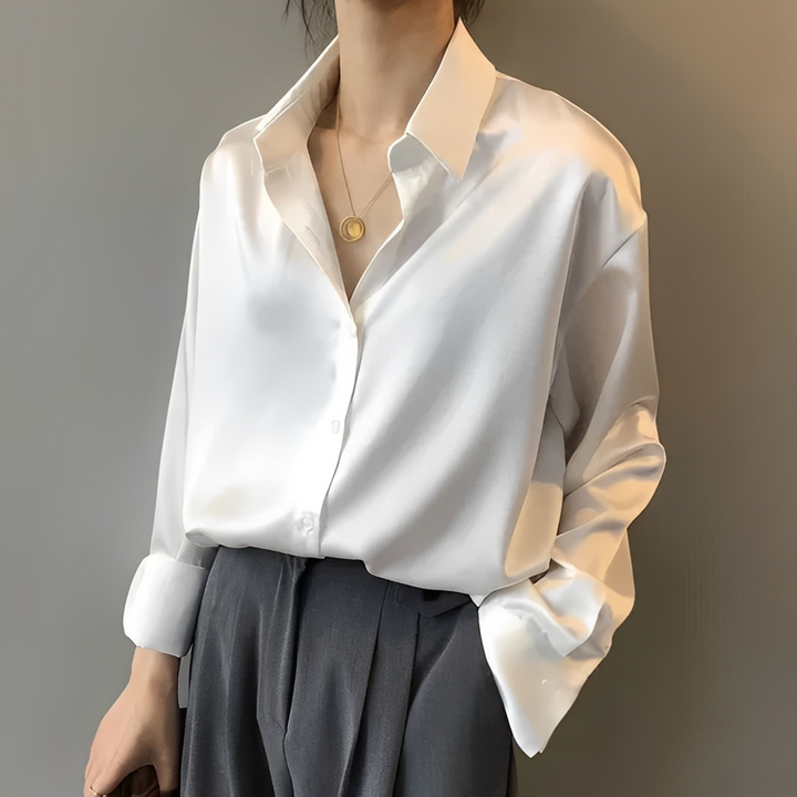 Blusa feminina elegante com botões, ideal para conforto e estilo. Moda versátil para trabalho ou lazer na primavera.