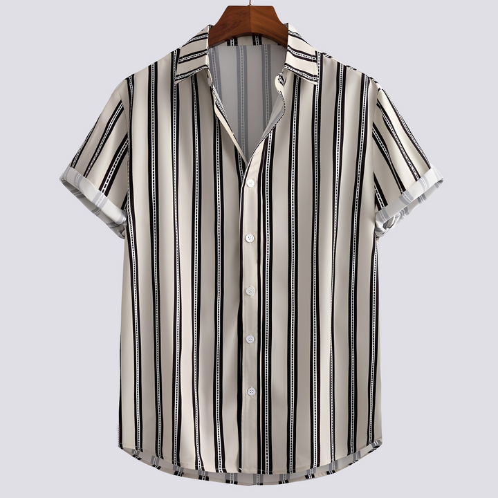 Estilo masculino: Camisa estampada clássica que proporciona conforto e elegância, ideal para a moda casual de verão.