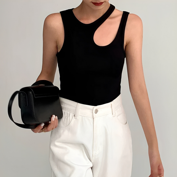 Top feminino sem mangas elegante e versátil, ideal para looks de verão casuais. Peça básica e confortável.