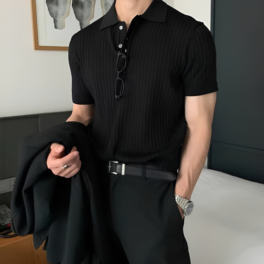 Roupa masculina: camisa polo de manga curta para um look versátil. Peça elegante e confortável para moda casual de verão.