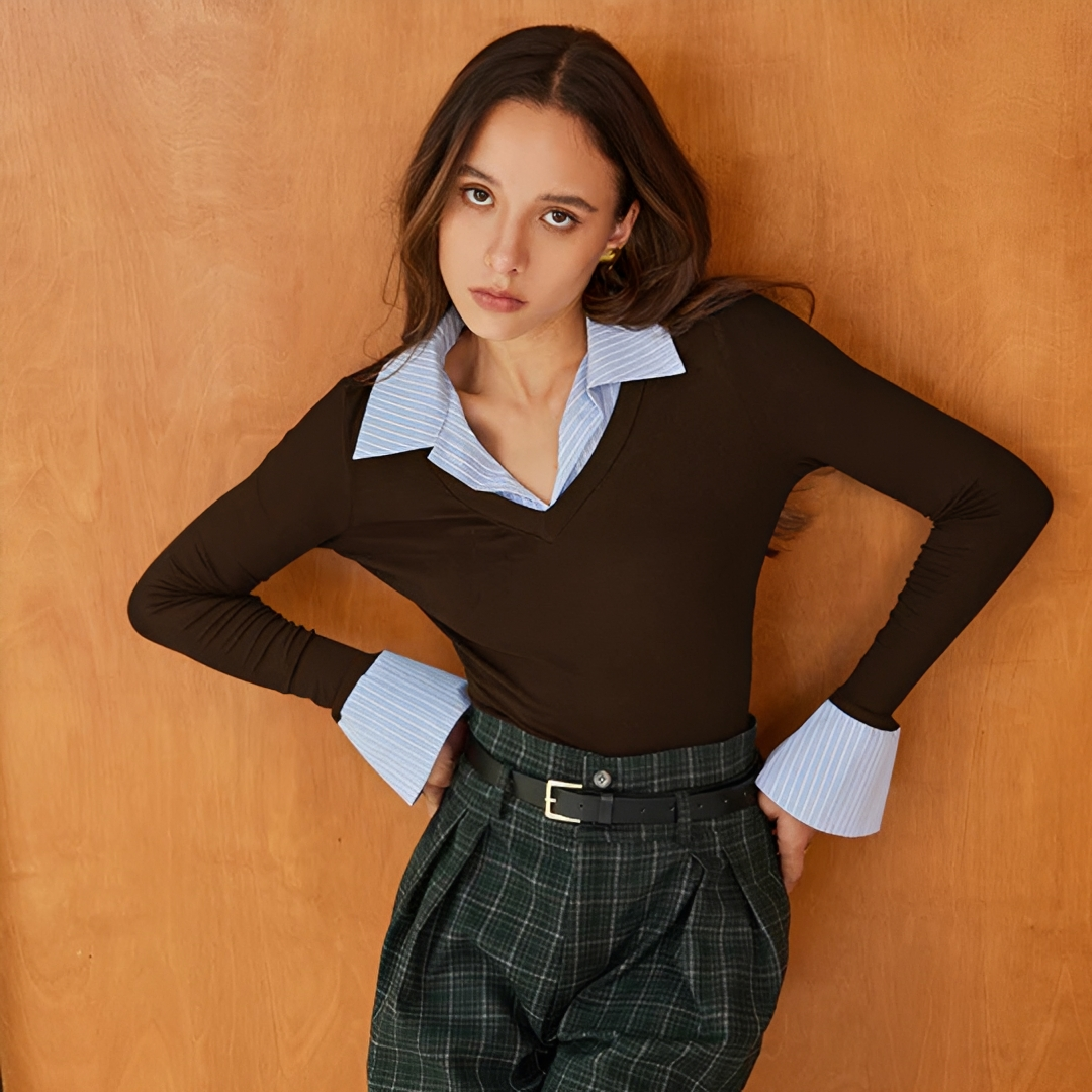 Modelo veste camisa polo feminina de manga longa, combinando estilo e conforto diário para o trabalho.