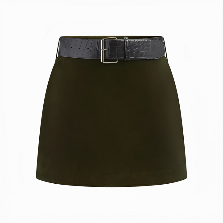 Saia feminina curta da moda, com cinto, tendência para o verão e estilo casual.