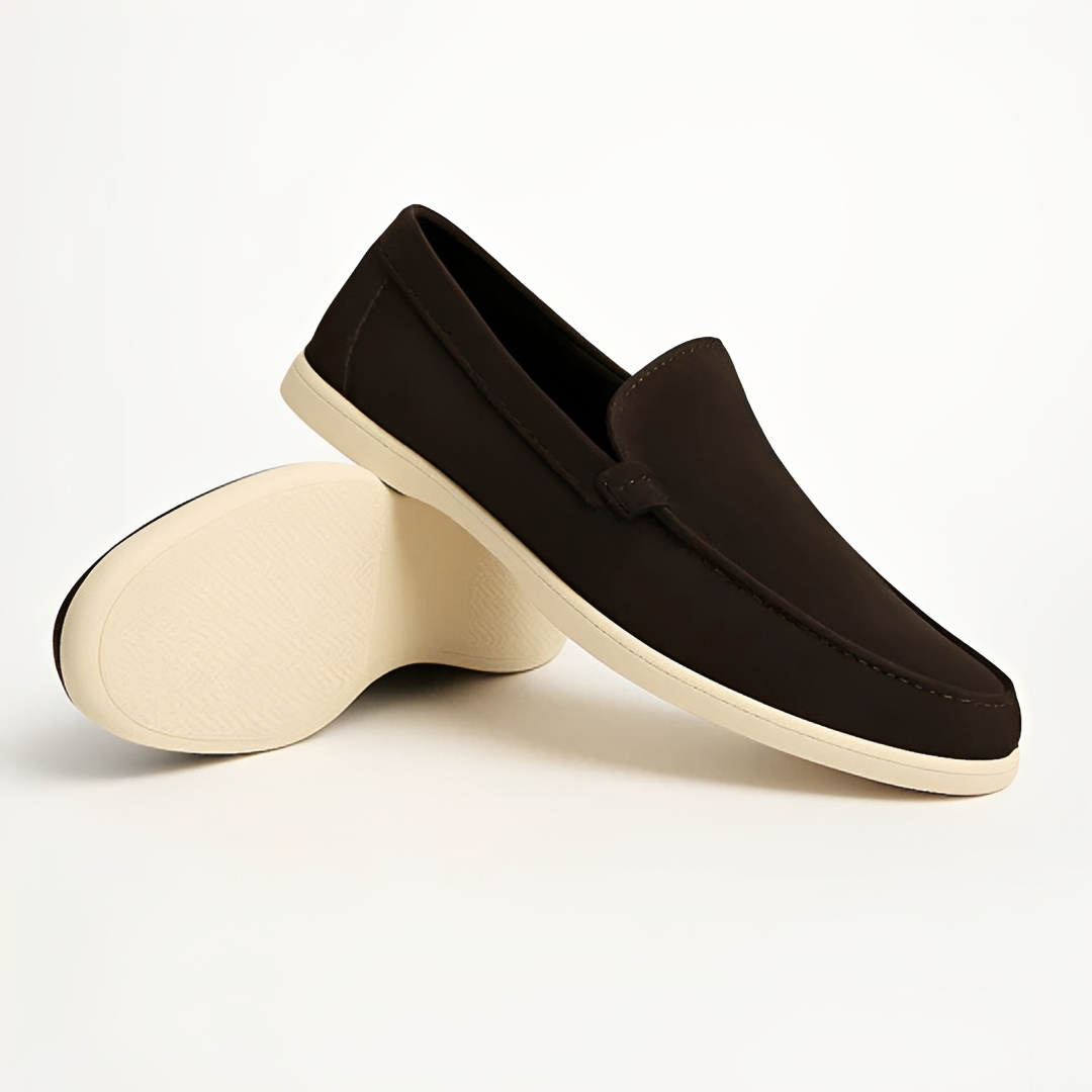 Sapatos casuais masculinos elegantes, modelo slip-on, em cor neutra, para trabalho ou lazer. Conforto.