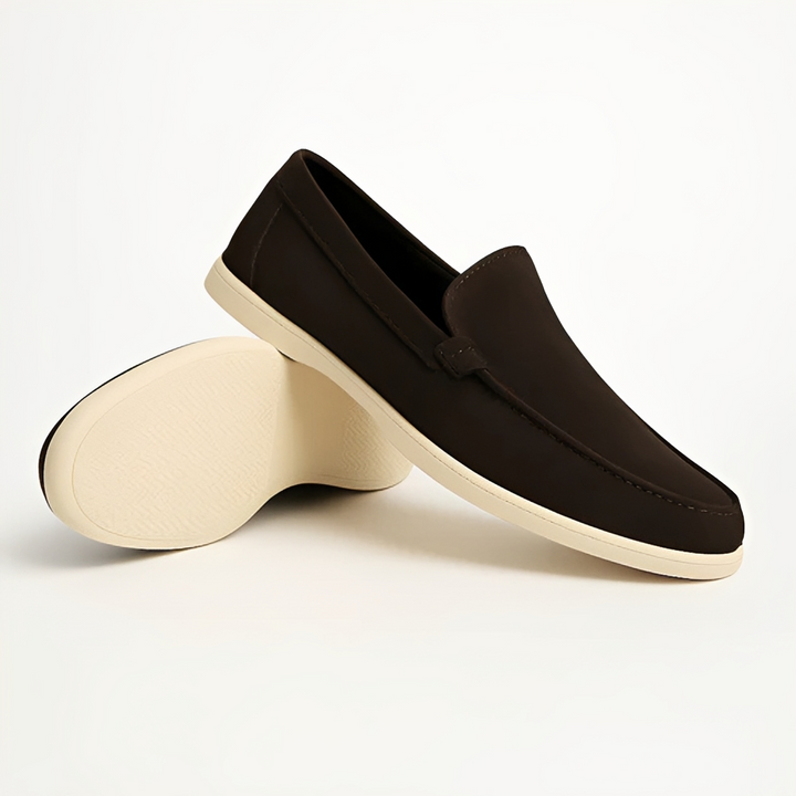Sapatos casuais masculinos elegantes, modelo slip-on, em cor neutra, para trabalho ou lazer. Conforto.