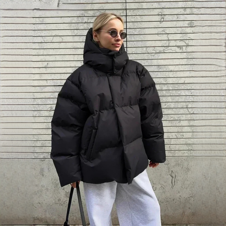 Roupa feminina: Jaqueta acolchoada com capuz para moda inverno. Agarrador feminino, outwear estiloso e quente.