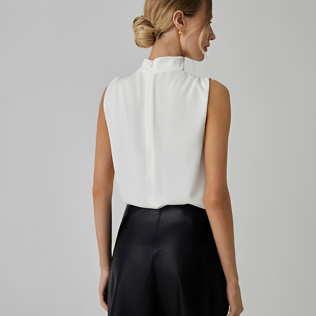 Blusa feminina plissada elegante, sem mangas, branca, decote alto, perfeita para looks de verão chic.