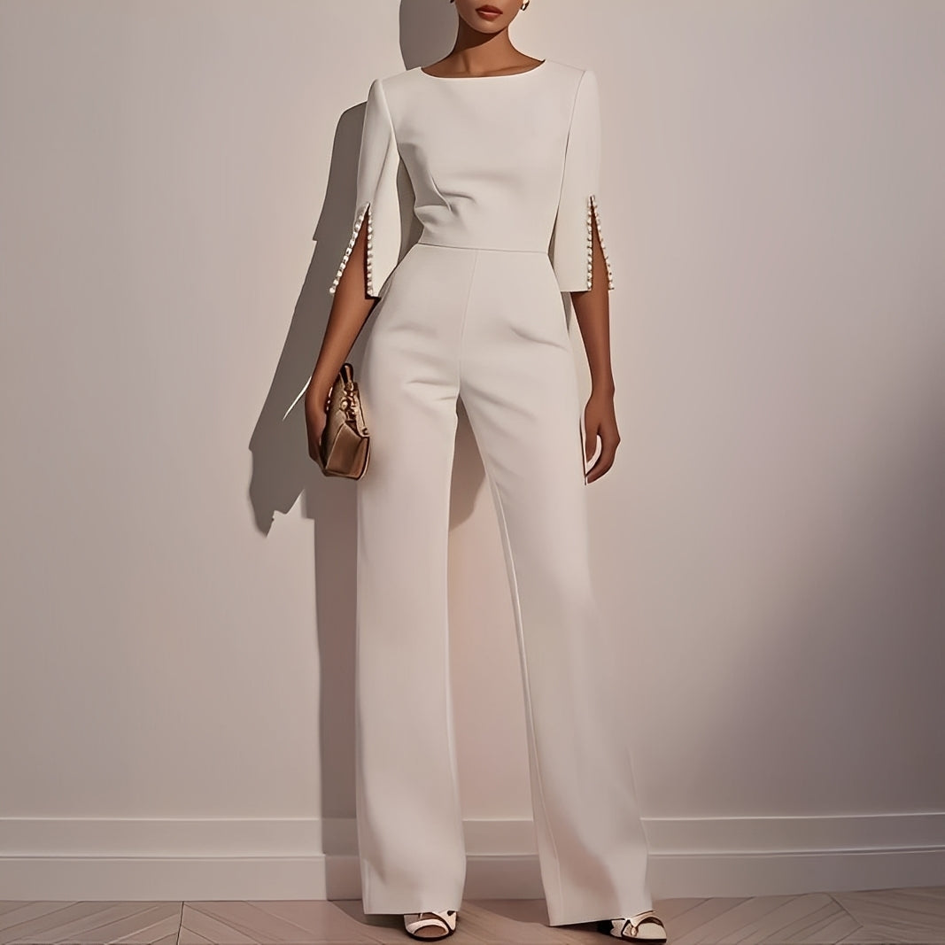 Macacão feminino elegante para festas, com mangas flare e detalhes em pérolas. Perfeito para verão e eventos casual chic.