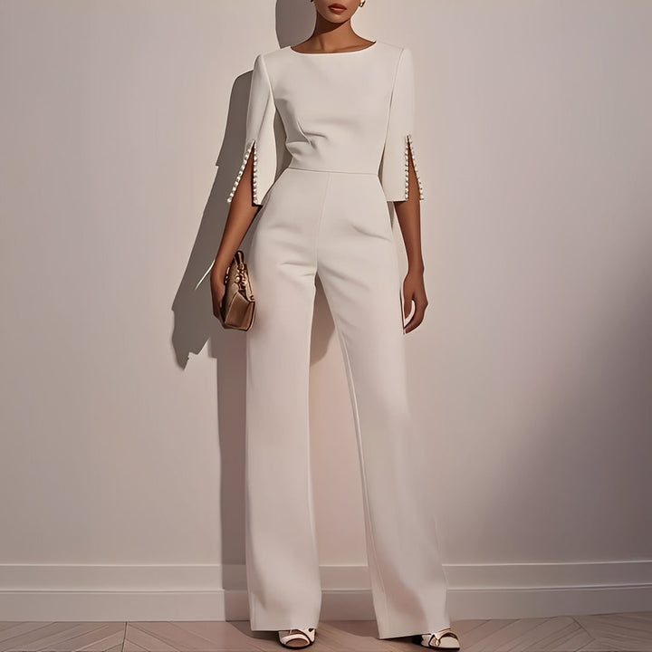 Macacão feminino elegante para festas, com mangas flare e detalhes em pérolas. Perfeito para verão e eventos casual chic.