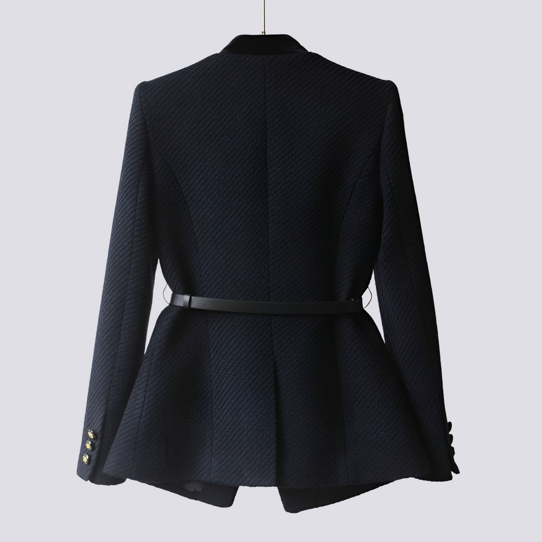Blazer feminino slim branco, versátil para looks smart-casual ou formal. Jaqueta elegante para o dia a dia e trabalho.