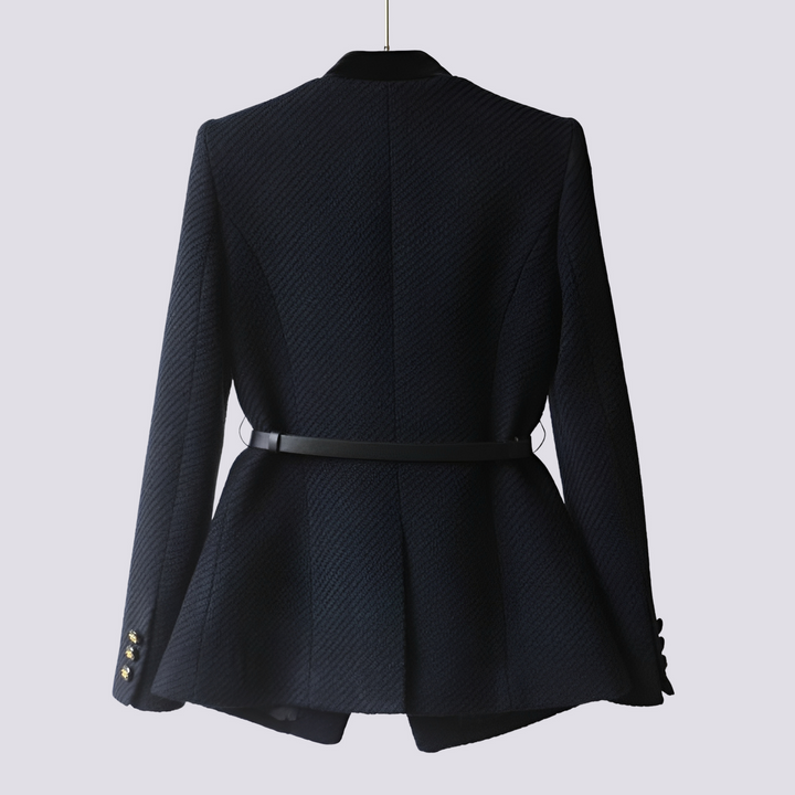 Blazer feminino slim branco, versátil para looks smart-casual ou formal. Jaqueta elegante para o dia a dia e trabalho.