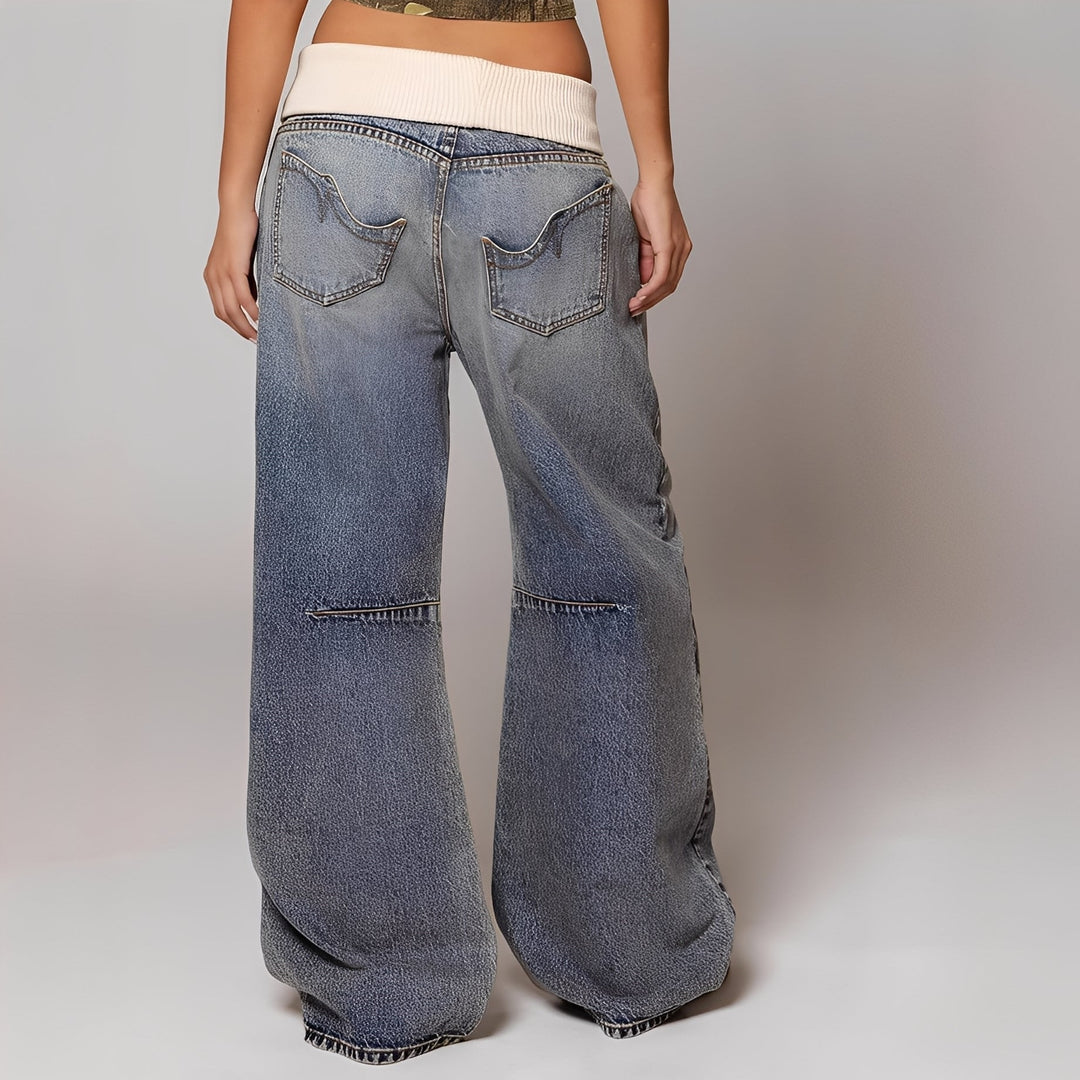 Calça jeans feminina confortável e solta, azul com efeito lavado, essencial para o dia a dia.