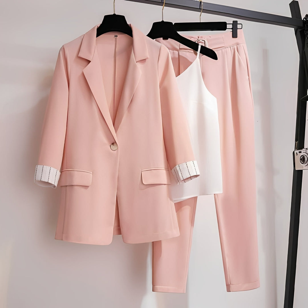 Conjunto feminino 3 peças: blazer, calça e top. Estilo versátil para roupa social ou casual chic de verão.