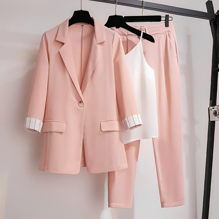 Conjunto feminino 3 peças: blazer, calça e top. Estilo versátil para roupa social ou casual chic de verão.