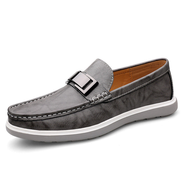 Mocassim masculino cinza elegante, ideal para looks casuais inteligentes. Sapatos confortáveis e versáteis.
