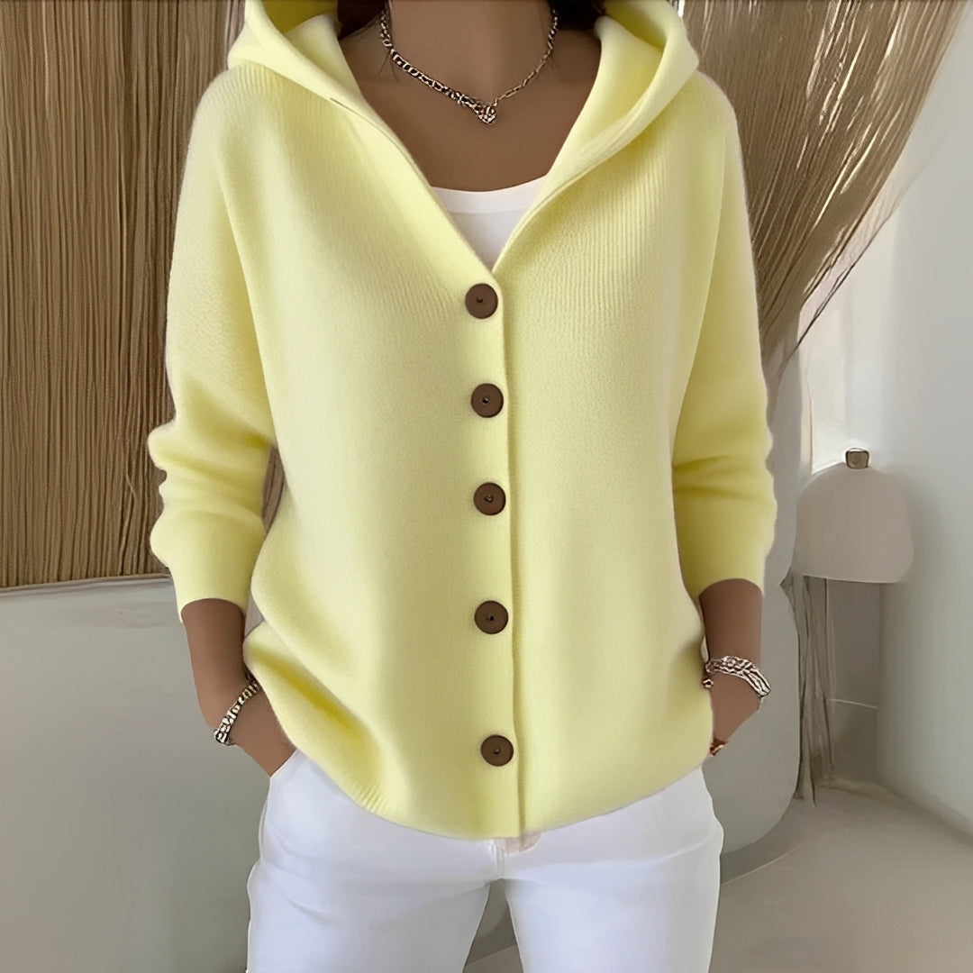 Cardigan feminino de manga longa com capuz, peça versátil para looks casuais de outono.