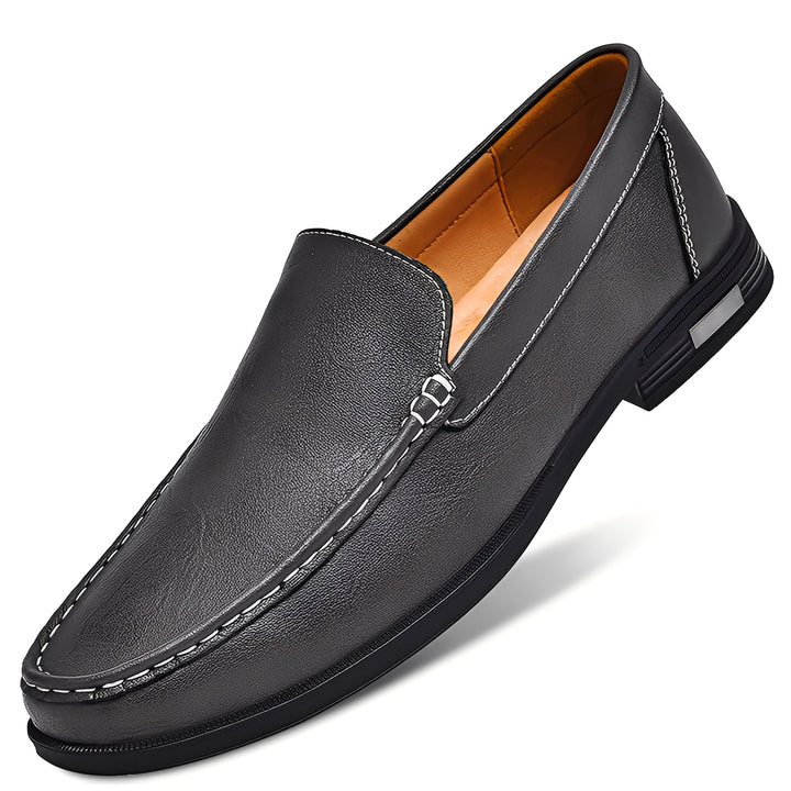 Mocassim masculino elegante em couro premium, com acabamento impecável. Conforto e estilo para homem.