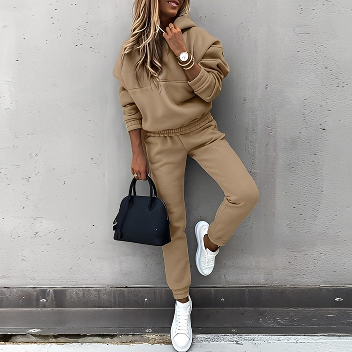 Calça feminina de moletom, parte de um conjunto casual, para conforto e moda no dia a dia.