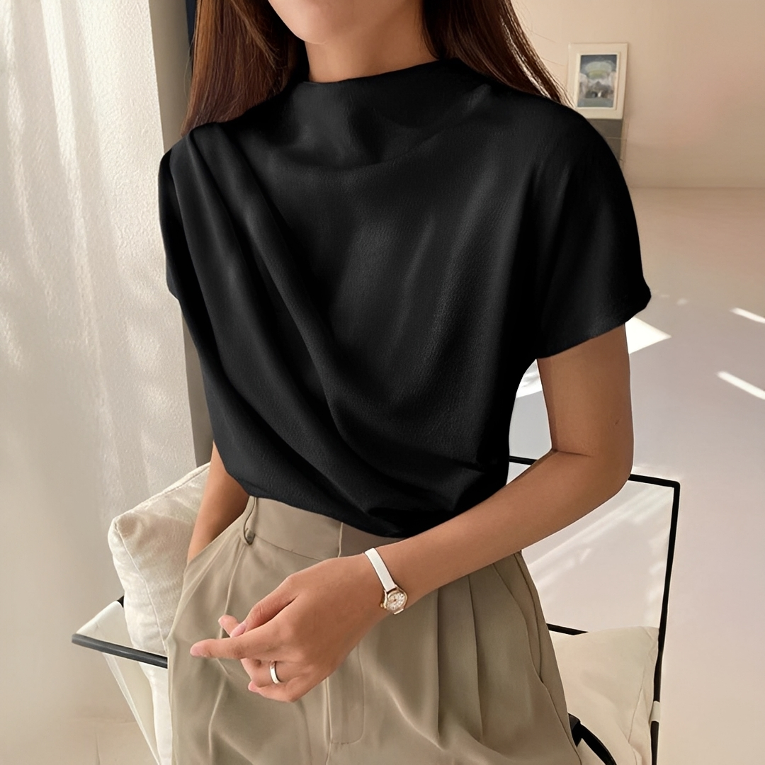 Blusa feminina de manga curta para o verão. Estilo casual e minimalista, ideal para conforto e versatilidade no dia a dia.