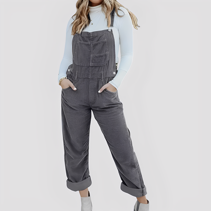 Jardineira jeans feminina branca solta Mildred, toque de estilo e conforto para seus dias.