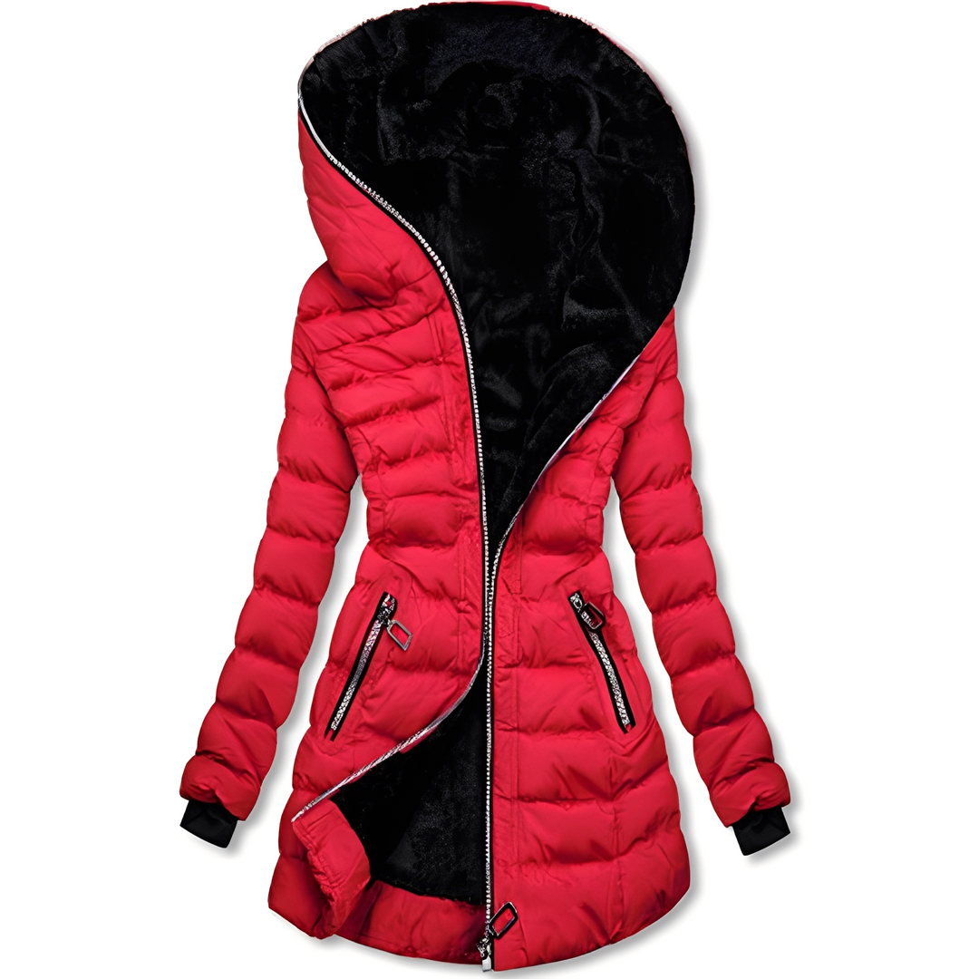 Detalhe da jaqueta feminina de inverno com capuz, corte estiloso e proteção contra o frio.