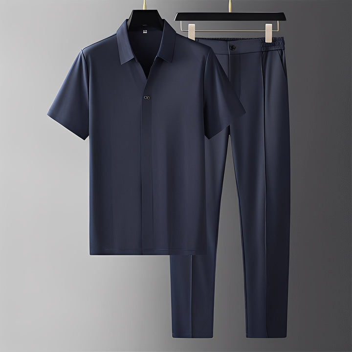 Polo masculino e calças em conjunto casual. Roupa versátil para o dia a dia e eventos de primavera/verão.