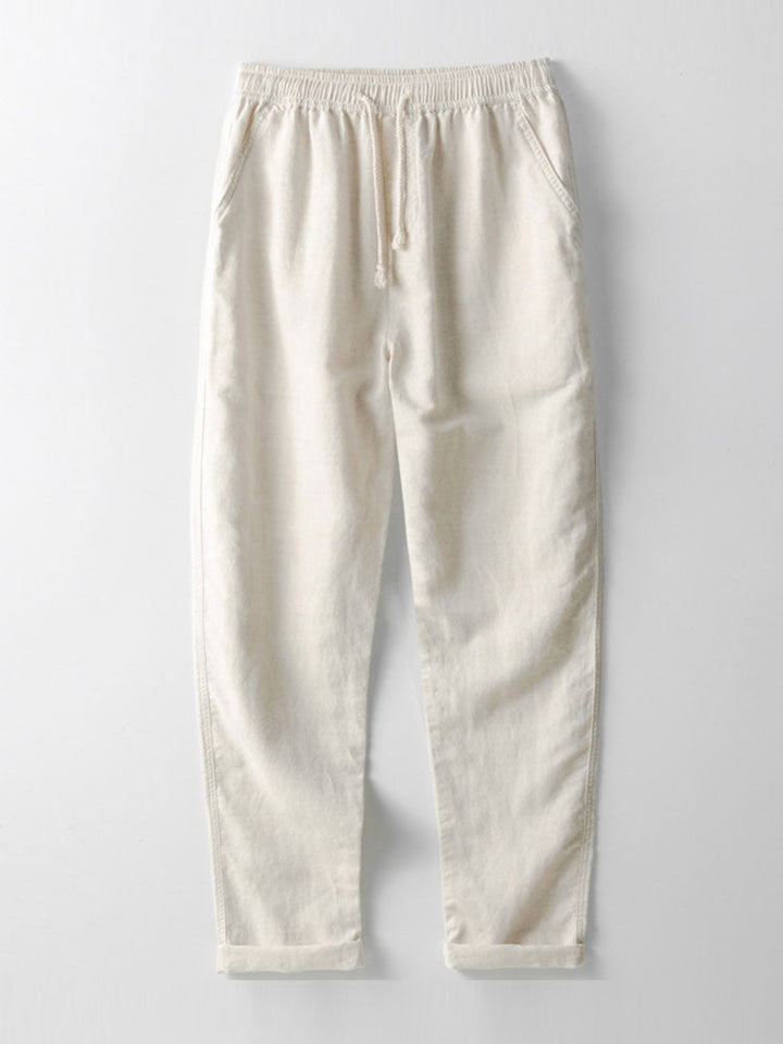 Modelo veste conjunto masculino casual verão: camisa manga curta e calça fluida. Look relaxado para o dia.