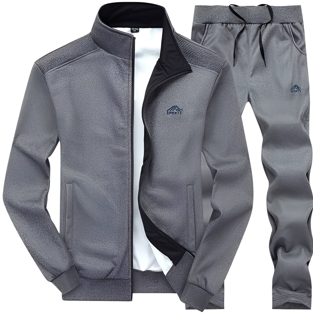 Conjunto masculino versátil para treino e lazer, com moletom e calça em tecido confortável. Perfeito para moda masculina.