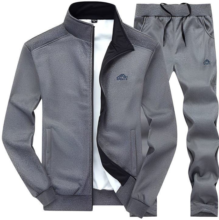 Conjunto masculino versátil para treino e lazer, com moletom e calça em tecido confortável. Perfeito para moda masculina.