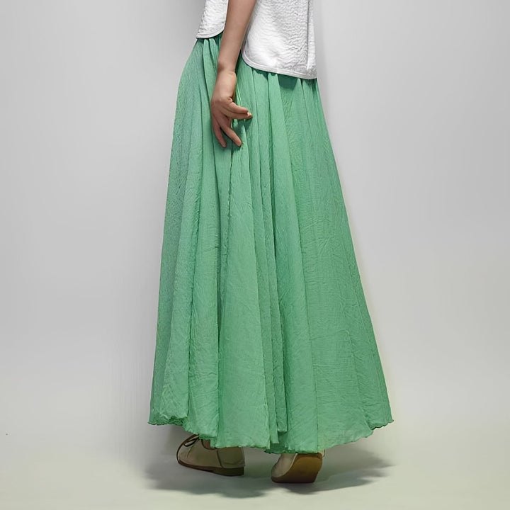 Saia feminina maxi boêmia, fluida e leve. Essencial para moda de verão, casual ou elegante na praia.
