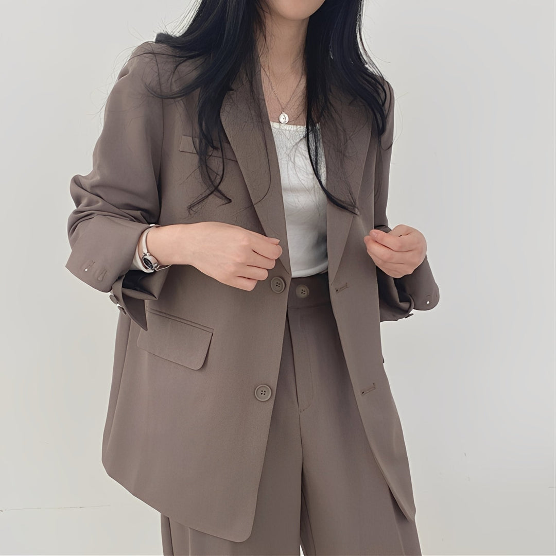 Blazer feminino elegante do conjunto Betty, combinado com calça social para um look profissional moderno.