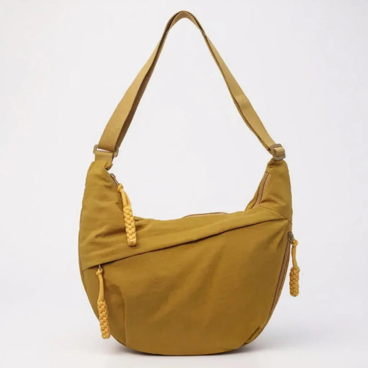 Prática bolsa de ombro Aria de nylon, espaçosa e elegante para acompanhar seu ritmo diário.