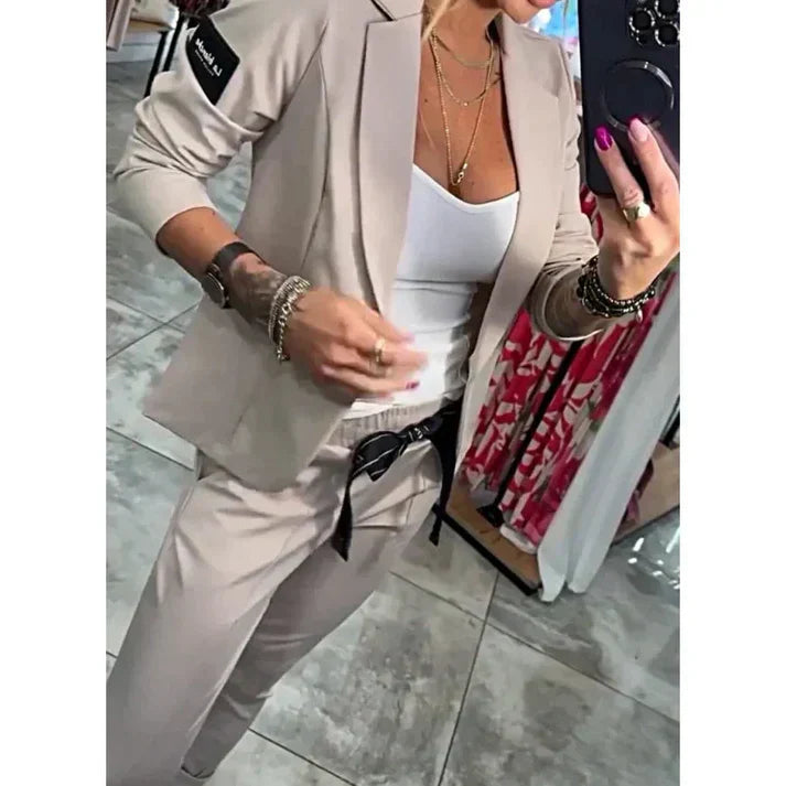 Elegante conjunto feminino com jaqueta aberta e calça jogger, unindo conforto e estilo casual moderno.