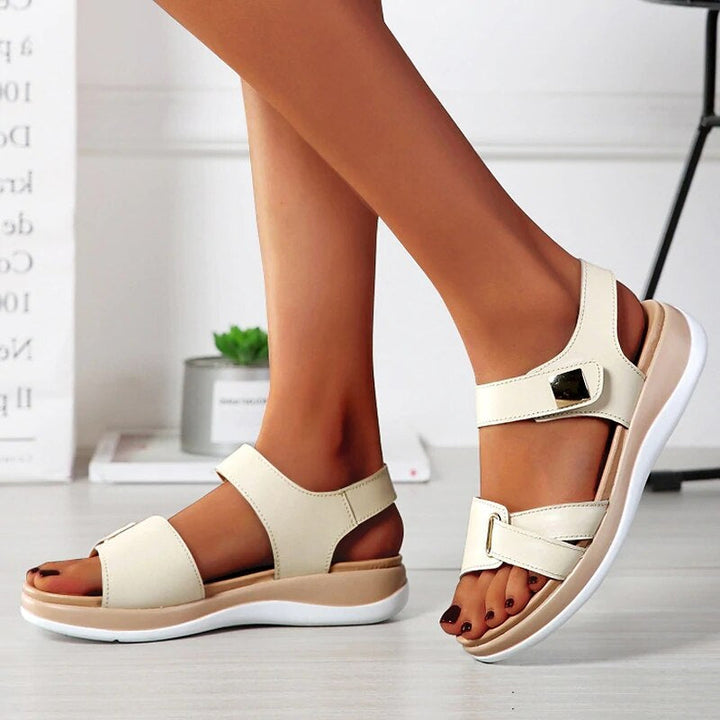 Sandálias femininas planas confortáveis de verão. Calçado casual elegante para praia e passeios, proporcionando leveza.