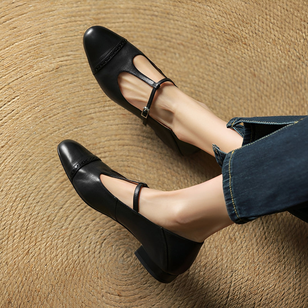 Sapatilhas femininas Bella, modelo evergreen. Conforto e estilo com fivela T, essencial para a moda casual e elegante.