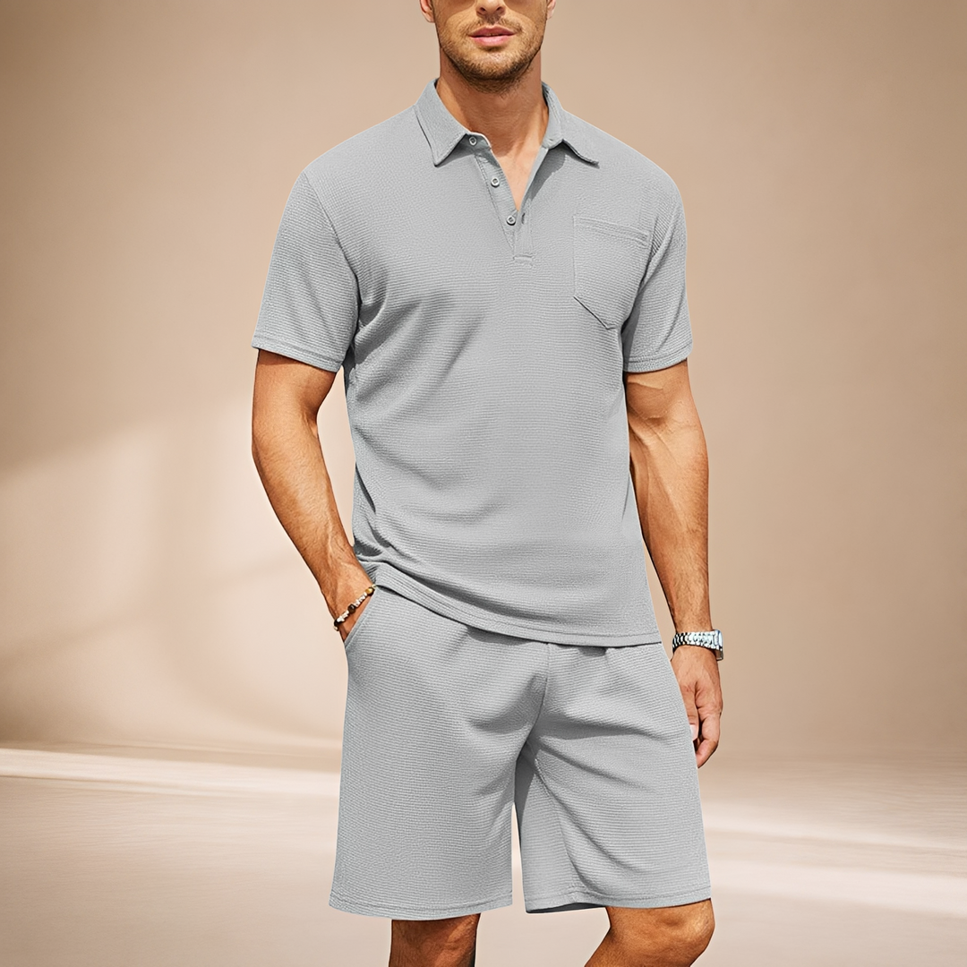 Conjunto masculino casual de polo waffle e shorts, ideal para conforto e estilo no verão.