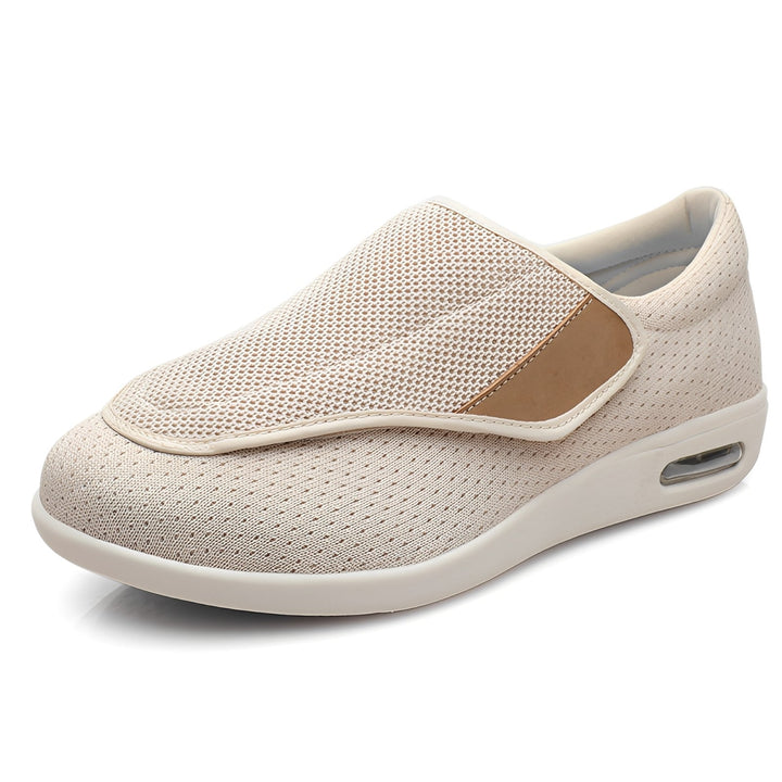 Calçado feminino Brenna confortável para pés sensíveis. Design largo oferece suporte e estilo para o dia a dia.