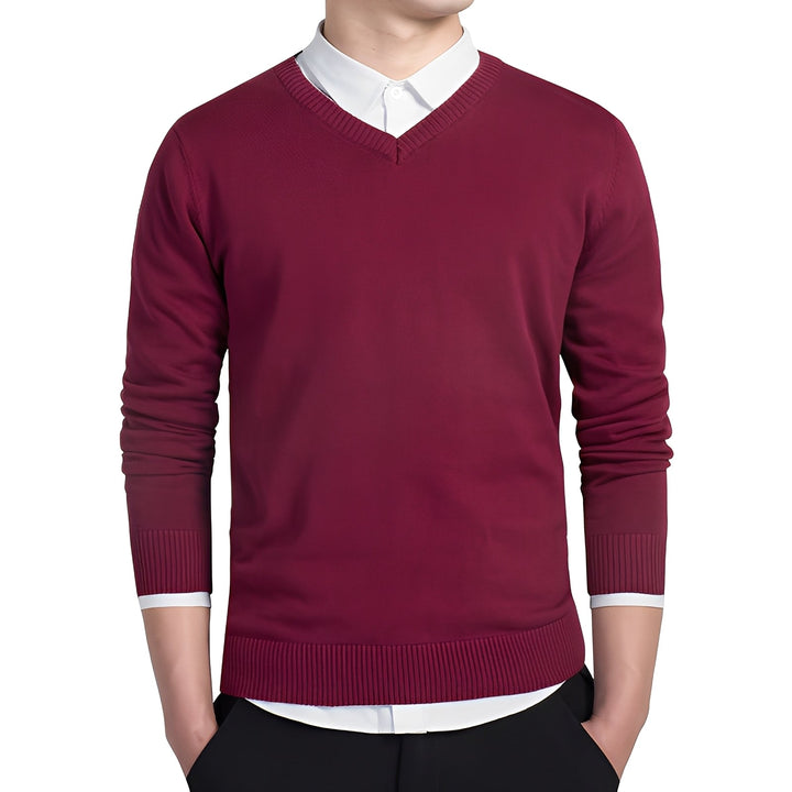 Elegante camisola masculina de gola V, suave e versátil. Peça chave para o guarda-roupa de outono/inverno.