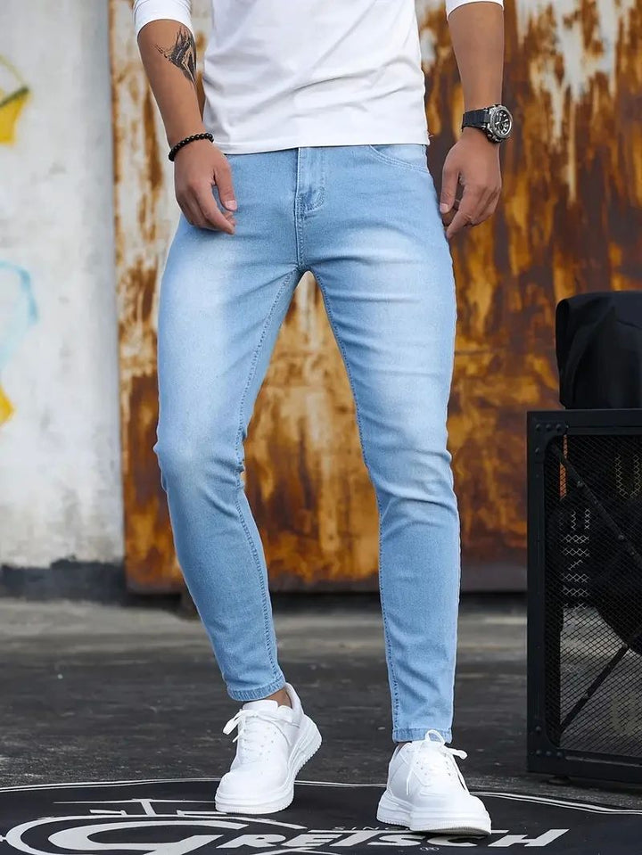 Calça jeans masculina skinny azul clássica, corte slim fit. Ajuste perfeito para moda casual masculina e conforto versátil.