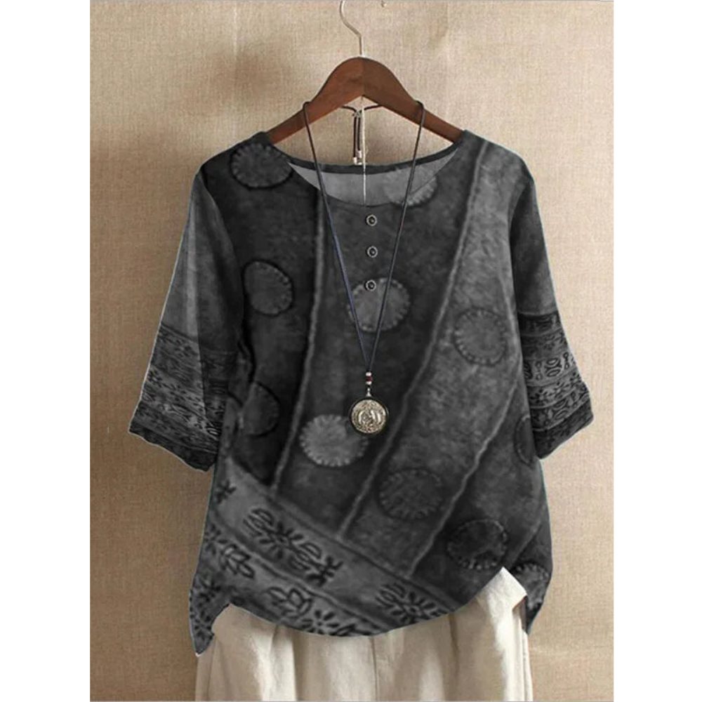 Blusa feminina elegante Valarie, estilo boêmio com patchwork colorido e caimento solto. Versátil para verão casual.