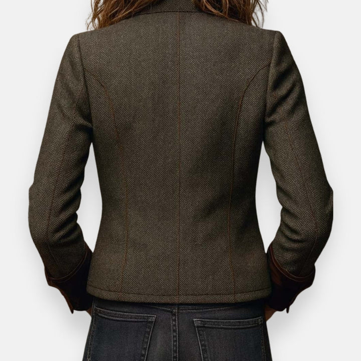 Casaco feminino Anais em veludo verde, estilo vintage e moderno. Peça chave para outono/inverno com elegância.